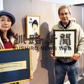 似顔絵 表現さまざま　水彩や色鉛筆、「三人三様展」(2021-10-14)