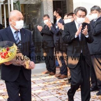 市公営企業管理者、土屋さんねぎらう　退任式(2021-10-30)