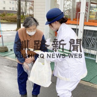 夜の事故に注意 反射材など配布　市と釧路署街頭啓発(2021-10-28)