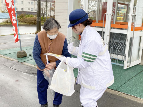 夜の事故に注意 反射材など配布 市と釧路署街頭啓発(2021-10-28)