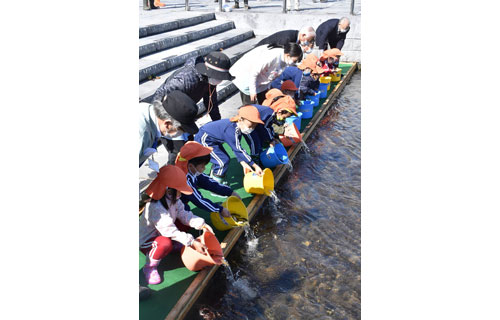 ヤマベ「元気に育って」 園児ら釧路川に稚魚放流(2021-10-12)