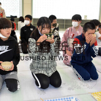 児童 お茶たて体験　思いやりの心学ぶ　釧路・青葉小(2021-10-05)