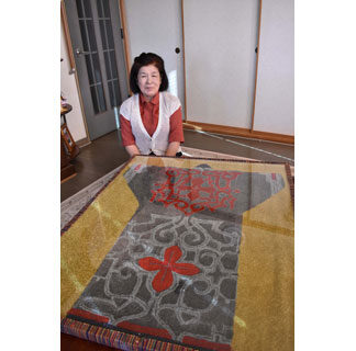 アイヌ文様、ダネラじゅうたんに　本紙創刊７５周年祝い菊地さん(2021-10-25)