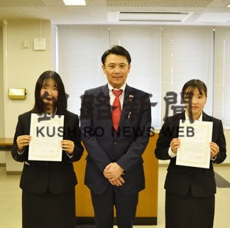 奨学生に根竹、一ノ戸さん　通知書を授与　生保釧路協会(2021-10-14)