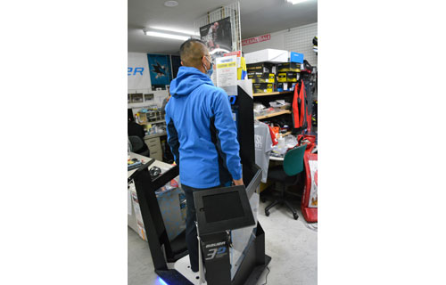 足型3D採寸で靴ぴったり アイス用品専門店、スキャナー導入(2021-10-29)