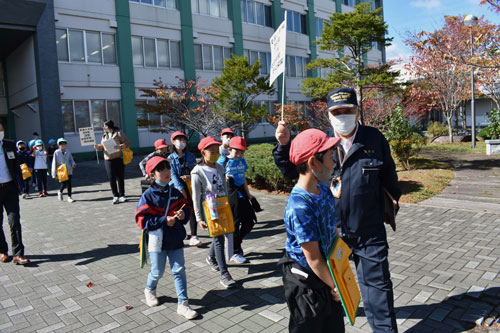 危険箇所や避難場所を確認 愛国小児童が防災探索(2021-10-10)