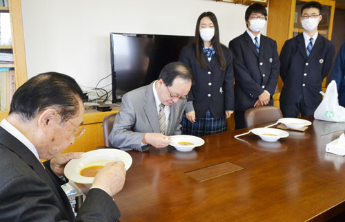 厚岸翔洋高生３人、ザリガニスープ考案　町長ら試食「濃厚でおいしい」(2021-10-19)