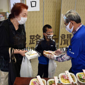 三色丼おいしそう　こども食堂 、テークアウト形式で(2021-10-08)