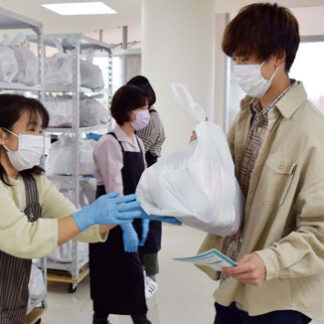 連合北海道など公立大生に食料支援　ごみ袋やマスクも(2021-10-29)