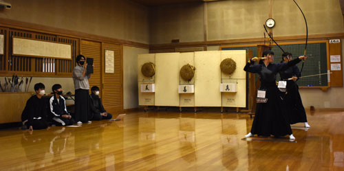 大学生道内トップの座争う 弓道、釧路から公立大出場(2021-10-19)