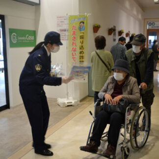 「特殊詐欺、注意して」　釧路署と大学生啓発　(2021-10-24)