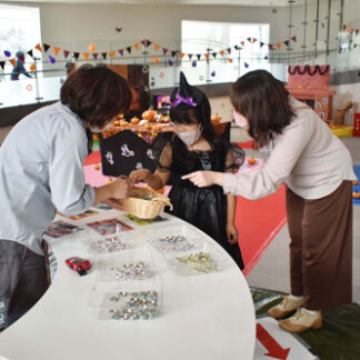 遊学館でイベント、ハロウィーンにちなみ推しモンスター探し(2021-10-24)