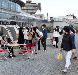 宣言解除後初の週末、オープンカフェに笑顔(2021-10-03)