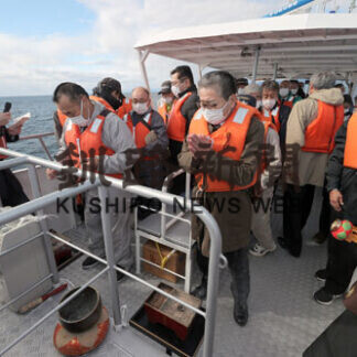 元島民ら洋上慰霊　羅臼町と千島連盟、日ロ中間ラインで(2021-10-07)