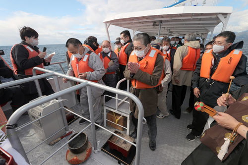 元島民ら洋上慰霊 羅臼町と千島連盟、日ロ中間ラインで(2021-10-07)