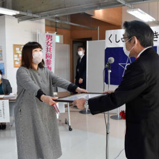 男女いきいき参画表彰、ハポートとたんぽぽの会に(2021-10-25)