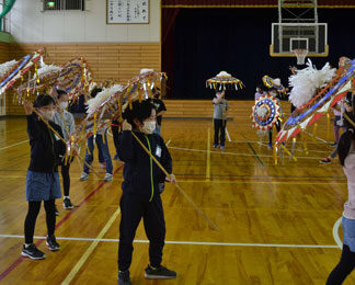傘踊り「楽しい」体験　光陽小で実演授業(2021-10-26)