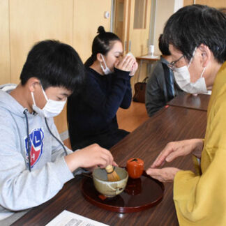茶道の心や作法学ぶ　鳥取小で体験教室(2021-10-29)