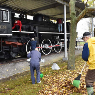蒸気機関車をＳＬ保存会らが清掃(2021-10-09)