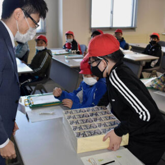 １億円の重さを体感　歯舞小児童が根室税務署見学(2021-10-10)