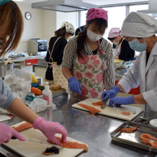 阿寒湖のヒメマス三枚下ろし　魚食普及へおさかな教室(2021-10-12)