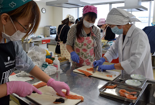 阿寒湖のヒメマス三枚下ろし 魚食普及へおさかな教室(2021-10-12)