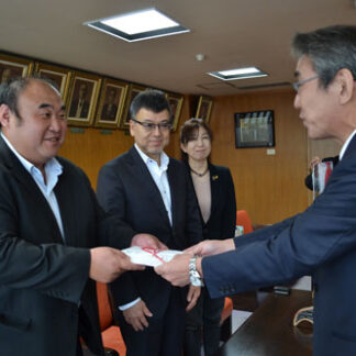 スポーツ振興に役立て　タンチョウリーグ参加チーム、市に５０万円(2021-10-26)