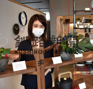 山田さんの石の器と池坊支部の生け花コラボ(2021-10-07)