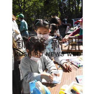 タンチョウ工作に笑顔　動物園イベントにぎわう(2021-10-04)