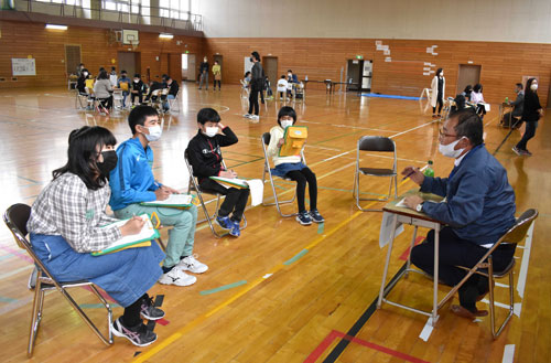 児童がさまざまな仕事学ぶ 釧路清明、武佐小 合同キャリアカフェ(2021-10-17)