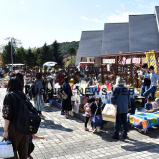 親子連れらフリマや食堪能　別保公園でイベント(2021-10-06)