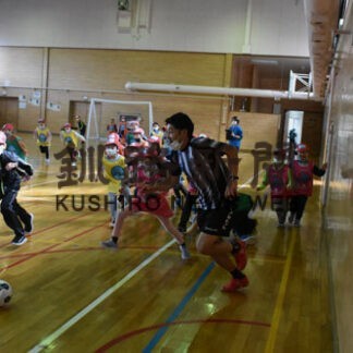 児童 フットサルに熱中　エスポラーダが出前授業(2021-11-06)