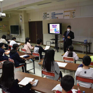 釧路税務署が清明小で租税教室(2021-11-28)