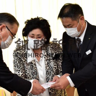 「祈りの火」の維持管理に寄付　地婦連と日青協(2021-11-06)