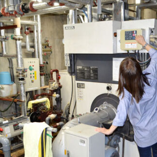 原油高騰、今後影響も　ガソリン７年ぶり、灯油は１３年ぶり高値(2021-11-11)