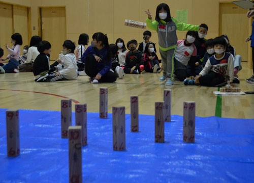 地元産木製玩具で大会 「カラクシー」で楽しく競う(2021-11-05)