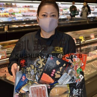 お歳暮 地元産品人気　こだわり魚介類乳製品など並ぶ_1(2021-11-26)