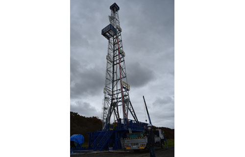 高さ43㍍の掘削機お目見え 来春開校の技術専門学校(2021-11-18)