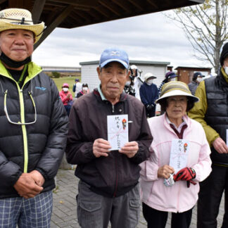 パークゴルフ愛好団体はしどい同好会、２人の米寿祝う(2021-11-07)