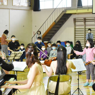 標津小でサロンオーケストラ公演(2021-11-12)