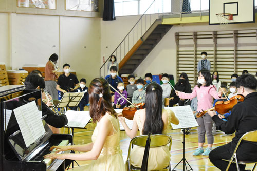 標津小でサロンオーケストラ公演(2021-11-12)
