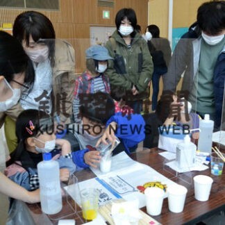 多くの家族連れが実験や工作楽しむ　サイエンス屋台村(2021-11-04)