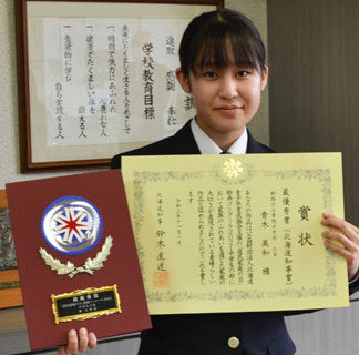 道民家庭の日絵画　青木さん（青陵中）最優秀(2021-11-09)