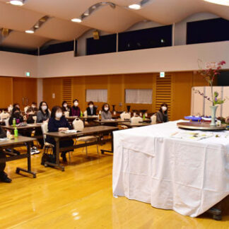 華道池坊巡回講座で佐々木准教授が見本披露(2021-11-12)