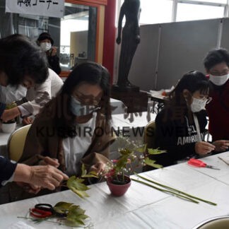 日本文化に触れて　明輝高の留学生が生け花体験(2021-11-18)