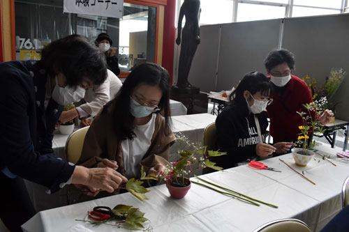 日本文化に触れて 明輝高の留学生が生け花体験(2021-11-18)