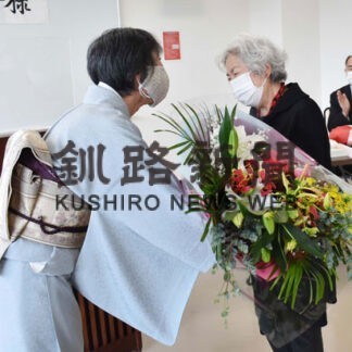 文学団体協、釧路市文化賞の小林さんに花束贈呈(2021-11-21)