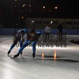 氷の感触確かめ周回　釧路市柳町スピードスケート場、今季の営業開始(2021-11-19)