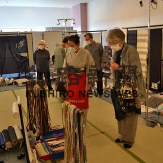呉服や帯など特別価格で　呉美の市にぎわう(2021-11-05)