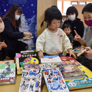 第一生命保険釧路ブロックが町に図書３７冊寄贈(2021-11-28)